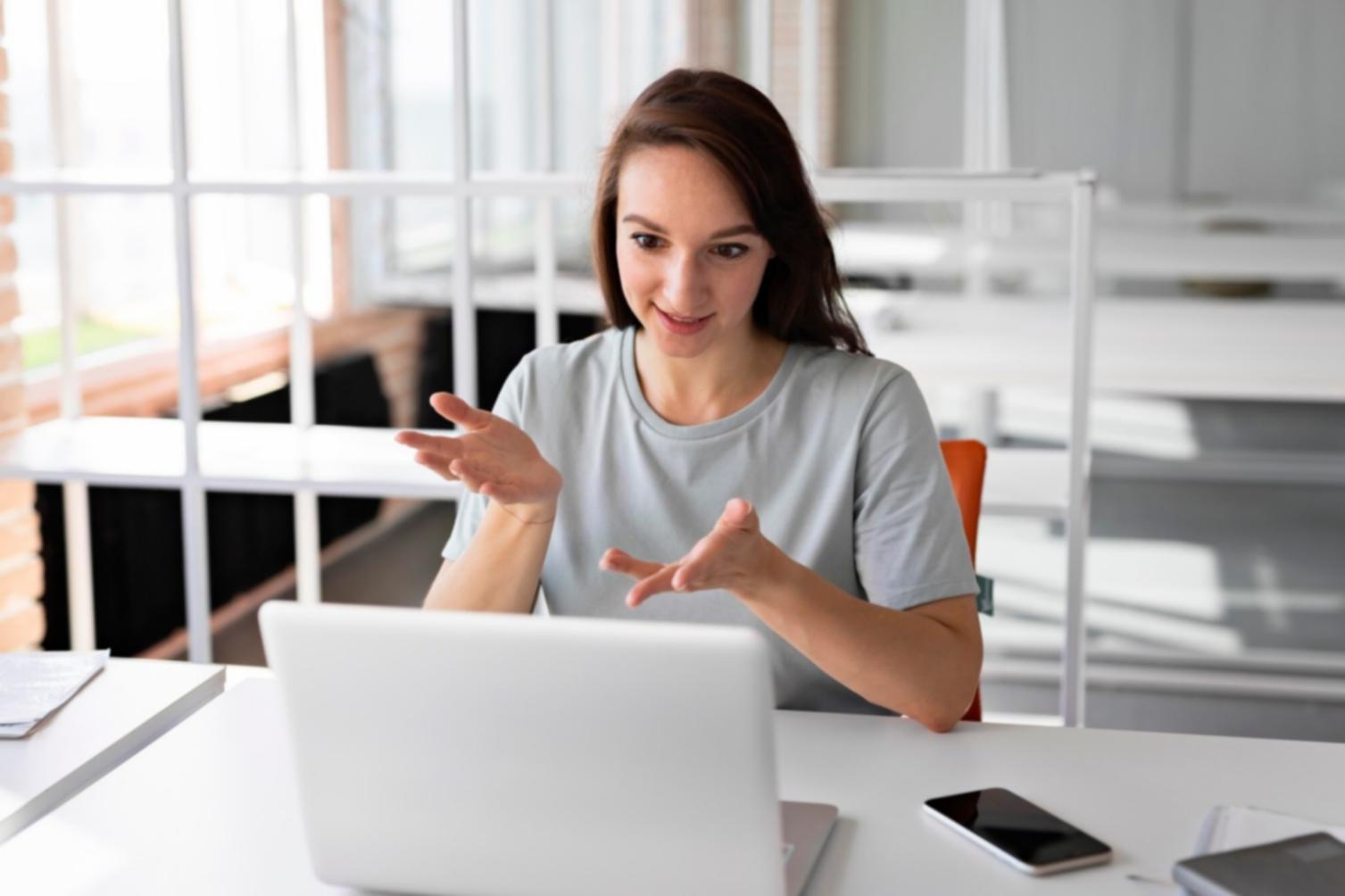Profesionales trabajando en análisis financiero y presupuestos